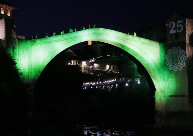 Stari most u Mostaru u znaku Cvijeta Srebrenice