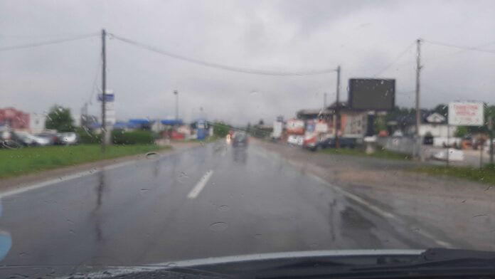 Saobraća se po vlažnom ili mokrom kolovozu