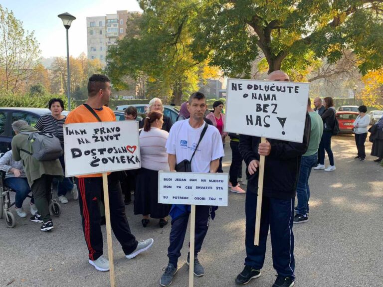 /FOTO/ Dok traje sjednica Skupštine TK, roditelji djece sa invaliditetom održavaju mirni protest