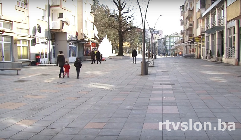 Protesti u Srebreniku, mještani traže vodu i dostojanstvene uslove života Srebrenik: Biračka mjesta otvorena u 7 sati