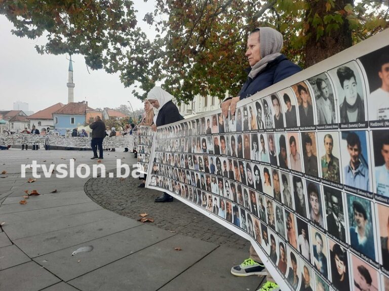 Tuzla: Danas mirno okupljanje članica Udruženja “Žene Srebrenice”