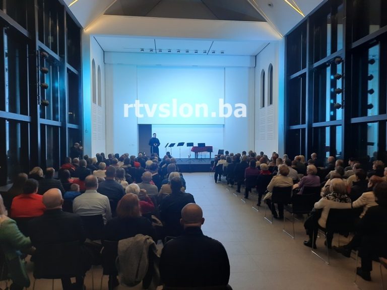 /FOTO/ U Tuzli održan Božićni koncert