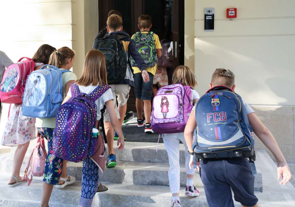 Vlada Federacije BiH će podržati 3.575 učenika osnovaca u entitetu RS