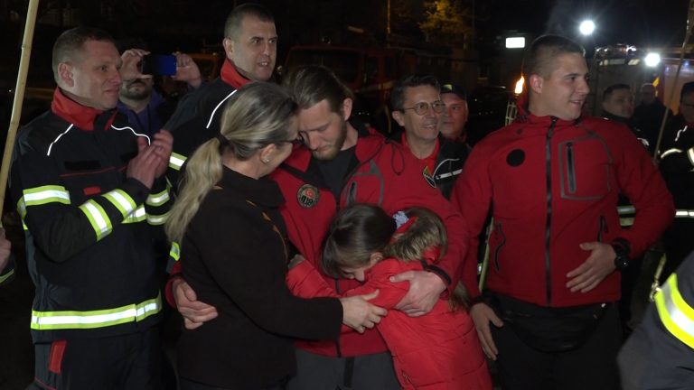 /VIDEO/ Suze radosnice, zagrljaji i čvrsti stisci ruku na dočeku tuzlanskih spasilaca