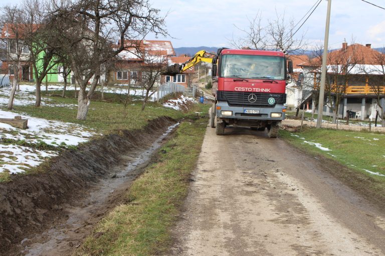 Tuzla: U toku radovi na čišćenju i održavanju putnih kanala u naselju Vasići