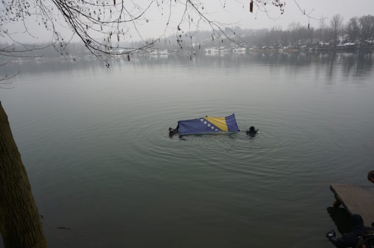 Ronioci spuštanjem zastave BiH u jezero Šićki Brod obilježili Dan nezavisnosti