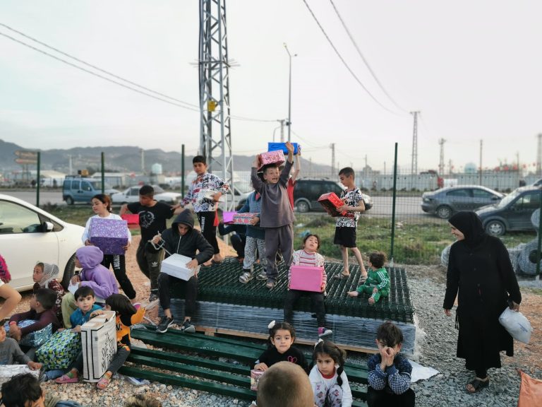 /FOTO+VIDEO/ U toku podjela paketića za djecu Turske i Sirije koje su prikupili učenici iz TK