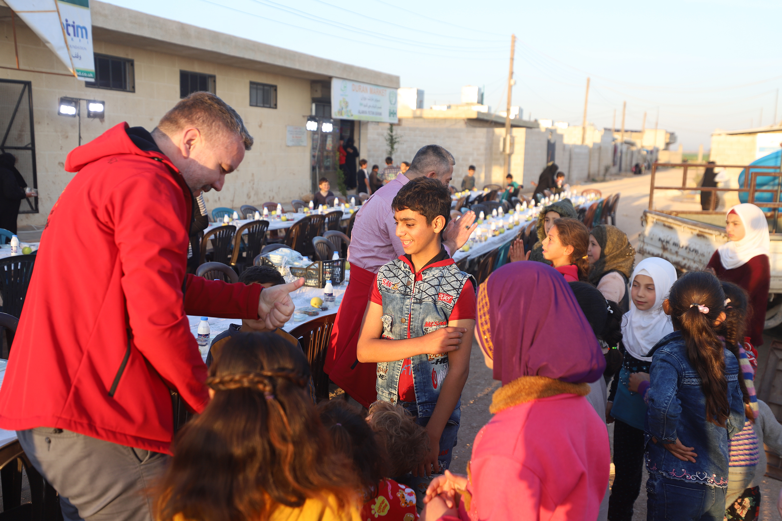 “Merhamet” u Siriji i tokom ramazana: Iftari s jetimima, paketi za preživjele žrtve zemljotresa