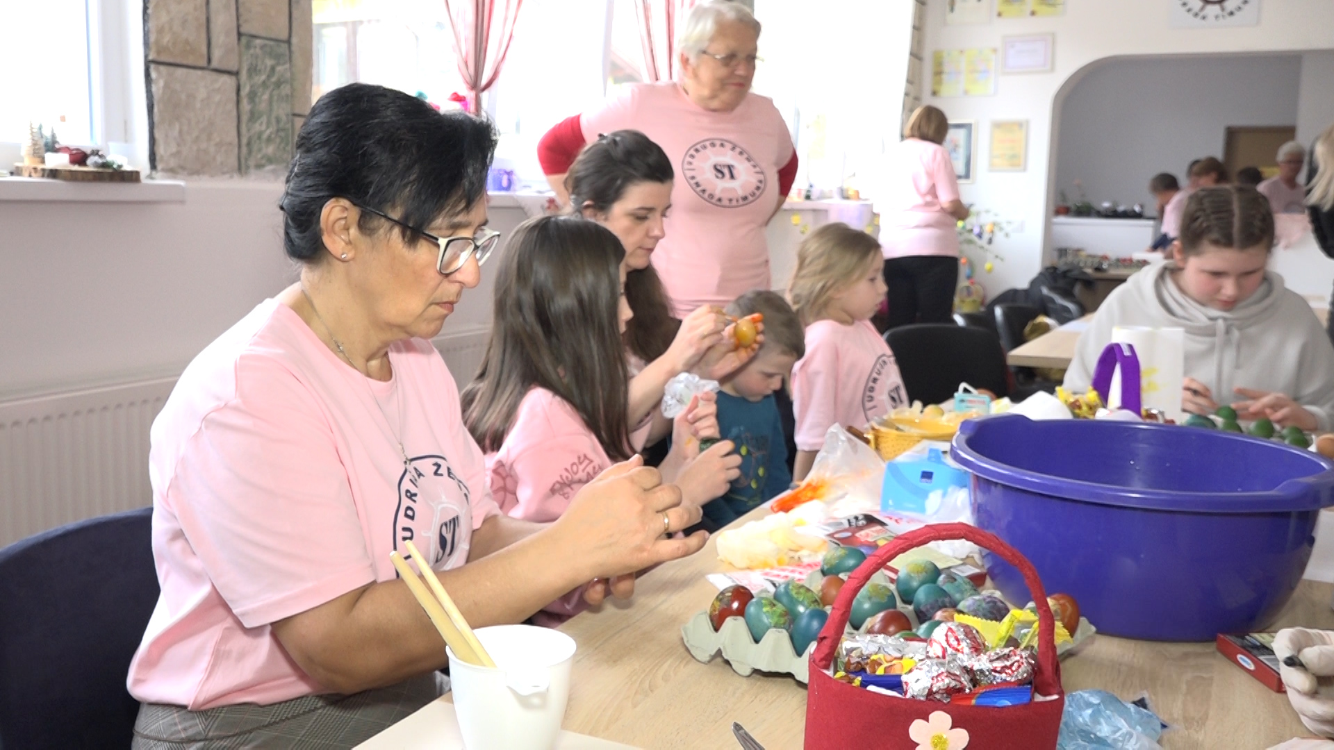 /FOTO/ I ove godine Udruga žena “Snaga Timuna” prenosi tradiciju farbanja jaja na najmlađe