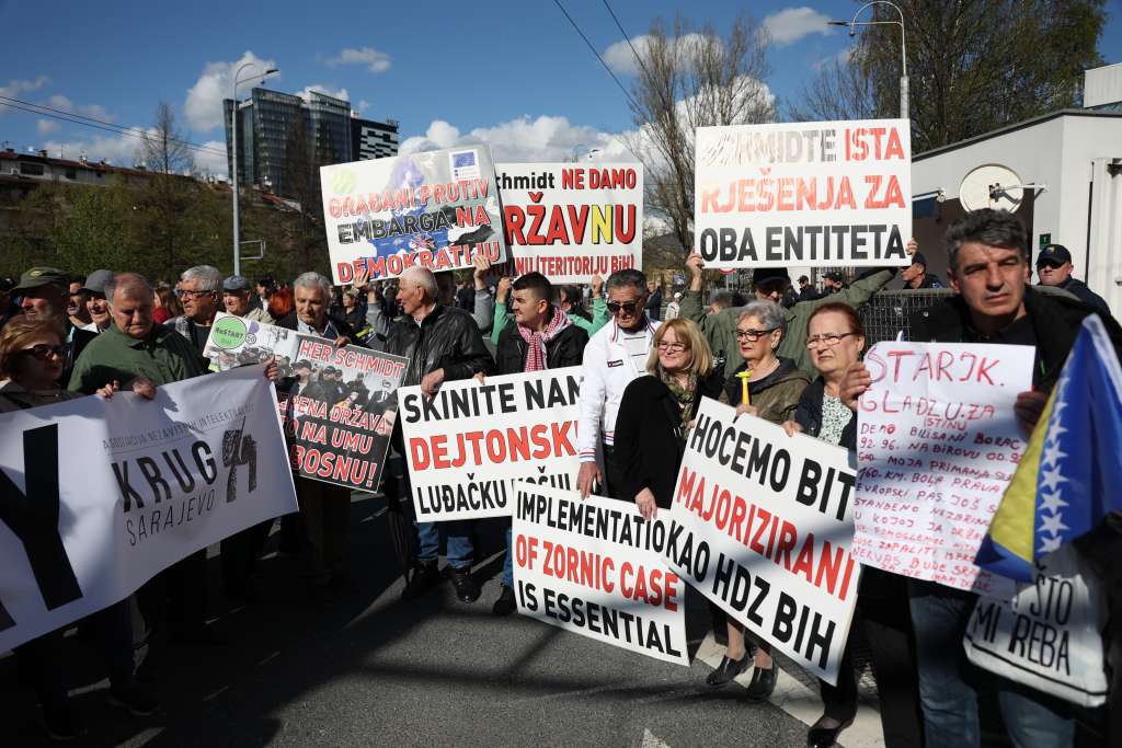 Počeli protesti građana ispred zgrade OHR-a, saobraćaj obustavljen