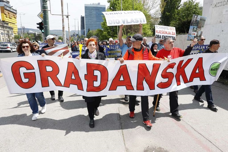 Održani protesti u Sarajevu, nezadovoljstvo zbog ”agresivnih kreacija međunarodne zajednice”