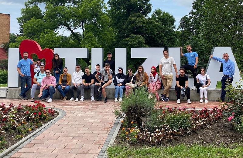 Mirovni karavan u Tuzli: Mladi posjetili i Memorijalni centar Kapija