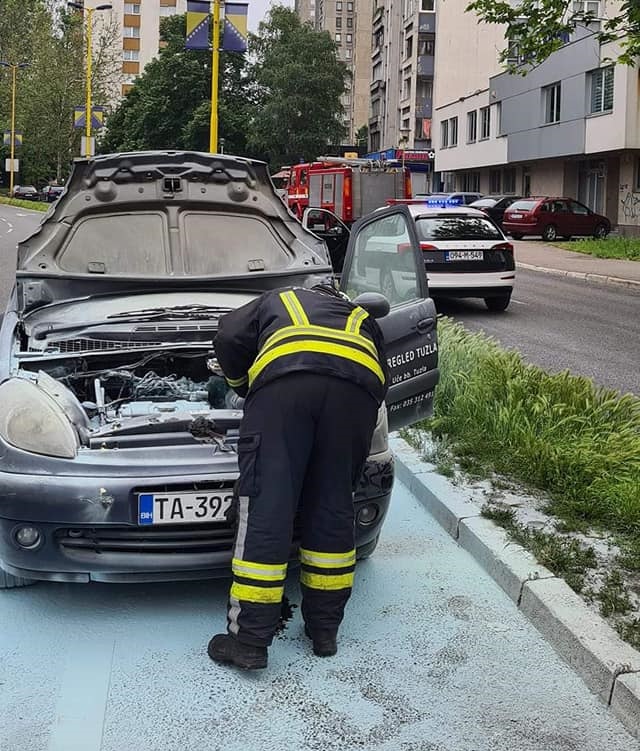 vatrogasci pozar auto