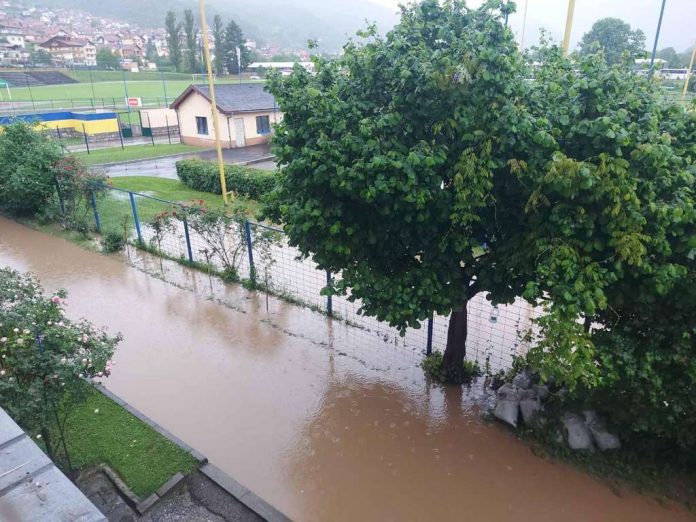 voda poplavila cestu