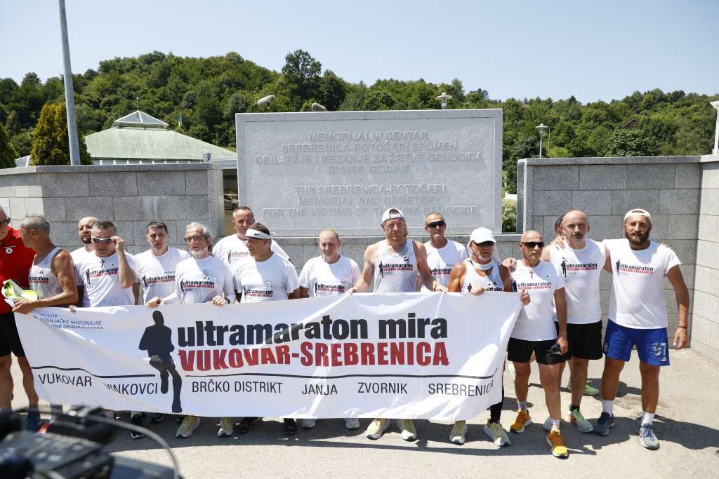 Ultramaratonci stigli u Potočare, trčali za žrtve Vukovara i Srebrenice