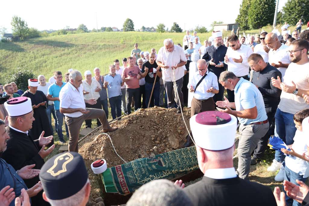U mjestu Jelovče selo klanjana dženaza i obavljen ukop Osmana ef. Kavazovića
