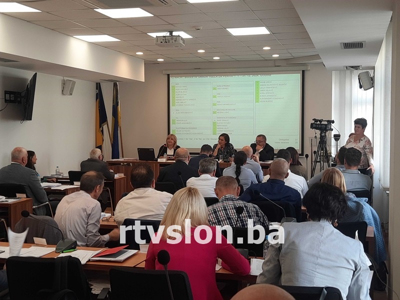 Penzioneri i dalje mogu biti direktori u javnim preduzećima