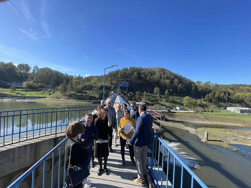 Prema jutrošnjem izvještaju Kantonalne uprave civilne zaštite Tuzlanskog kantona, stanje na terenu obilježavaju stabilni vodostaji, radovi na više regionalnih cesta, evidentirani požari i aktivirano novo klizište. Jutros u 7 sati temperatura zraka u Tuzli iznosila je 14°C, relativna vlažnost bila je 95%, a atmosferski pritisak 986 hPa, podaci su Hidrometeorološke stanice Bukovčić Tuzla. Vodostaj na brani Hidroakumulacije Modrac iznosio je 197,03 metra nadmorske visine, što je jedan centimetar više u odnosu na prethodna 24 sata. Tačka preljeva je na 200 metara nadmorske visine, a ispust kroz temeljne otvore iznosi 2,12 m³/s. Na saobraćajnicama u Tuzlanskom kantonu izvode se radovi na više regionalnih puteva. Na dionici R-459 Tuzla – Šibošnica – Čelić (Lovački dom – Šibošnica) saobraća se usporeno uz naizmjenično propuštanje vozila od 7 do 17 sati, svakim danom osim nedjelje. Usporeno, jednom trakom, saobraća se i na regionalnim putevima R-471 Lukavac – Vijenac, R-460 Gračanica – Srnice i R-458 Simin Han – Gornja Tuzla zbog sanacionih radova. Vatrogasne službe imale su dvije intervencije u protekla 24 sata. Profesionalna vatrogasna jedinica Lukavac gasila je požar na automobilu u ulici Armije BiH 6. augusta u 4:35 sati, dok su vatrogasci u Tuzli dan ranije lokalizirali požar niskog rastinja u naselju Kosci. Najteža situacija zabilježena je u Srebreniku, gdje je u mjestu Orlova Klisura, mjesna zajednica Potpeć, aktivirano klizište širih razmjera. Pomjeranjem tla srušila su se stabla i zemlja u korito rijeke Tinje, formirajući prirodnu branu. Stanje u TK pokazuje da su vodostaji pod kontrolom, ali da klizišta i radovi na putevima zahtijevaju poseban oprez svih građana.