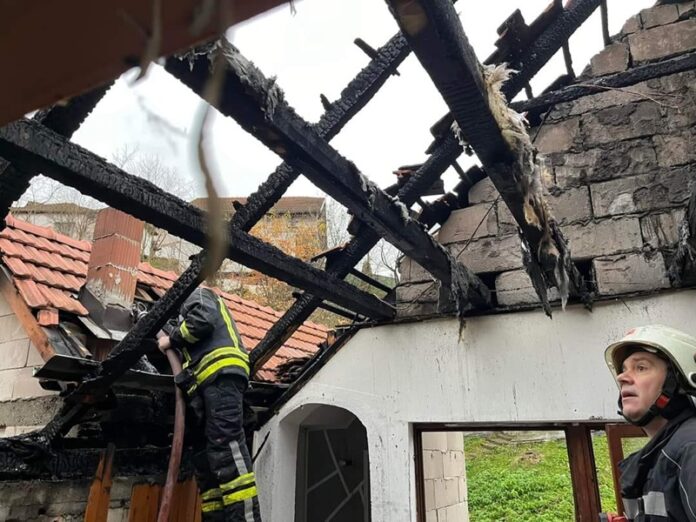 Požar na stambenom objektu u ulici Branislava Nušića u Tuzli (Foto: Facebook - Vatrogasci Tuzla)