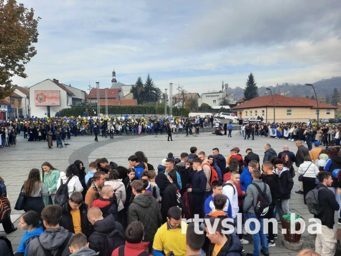 Performans učenika na Trgu slobode povodom Dana državnosti BiH