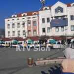Okupljanje žena Srebrenice na Trgu slobode u Tuzli