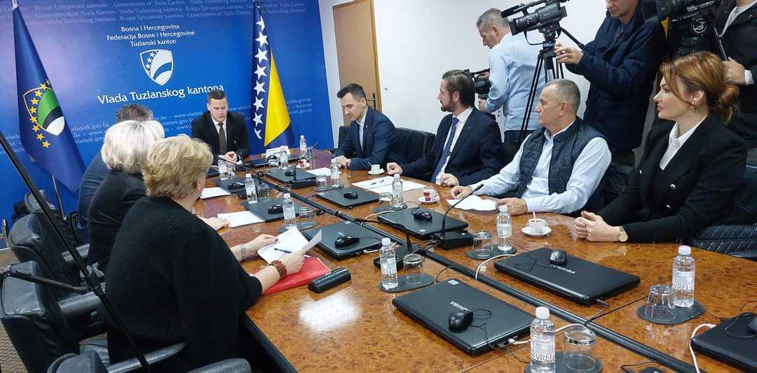 Zapošljavanje doktora s biroa Radni sastanak s ciljem realizacije inicijative poslanika u Skupštini Tuzlanskog kantona Lejle Vuković i Smaje Mandžića za zapošljavanje svih ljekara sa područja TK koji se nalaze na evidenciji Zavoda za zapošljavanje