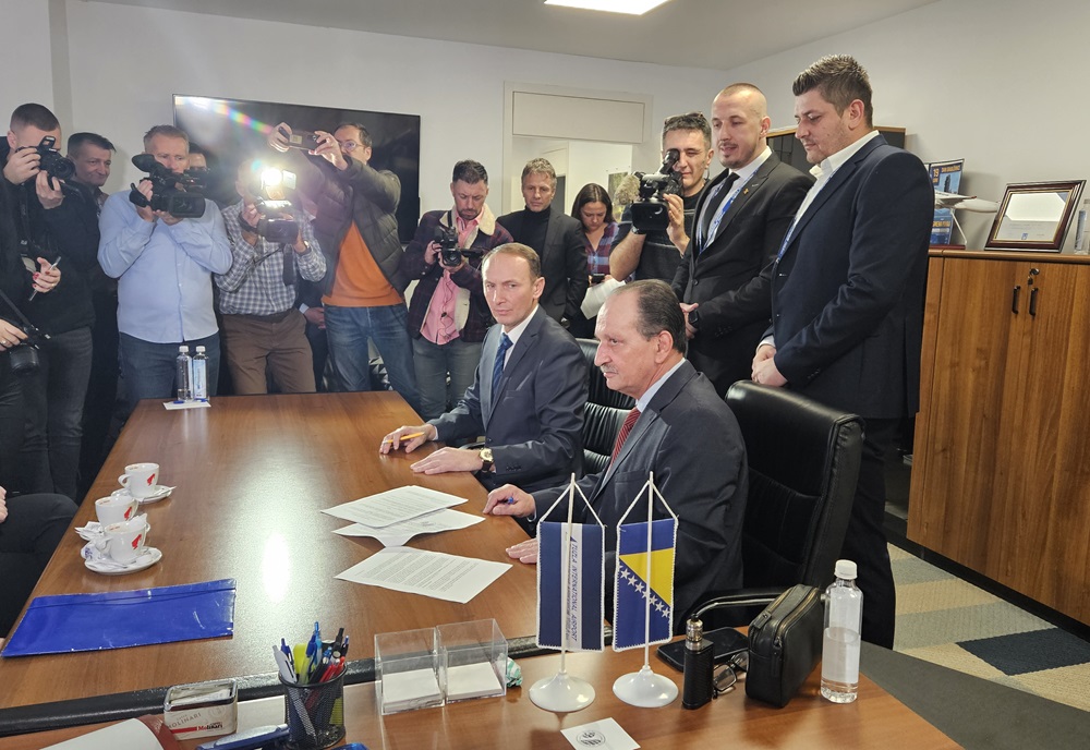 potpisivanje ugovora aerodrom tuzla i aviokompanija Potpisivanje ugovora između Međunarodnog aerodroma Tuzla i kompanije Lumiwings