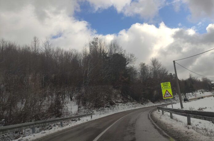Snijeg na cestama poledica