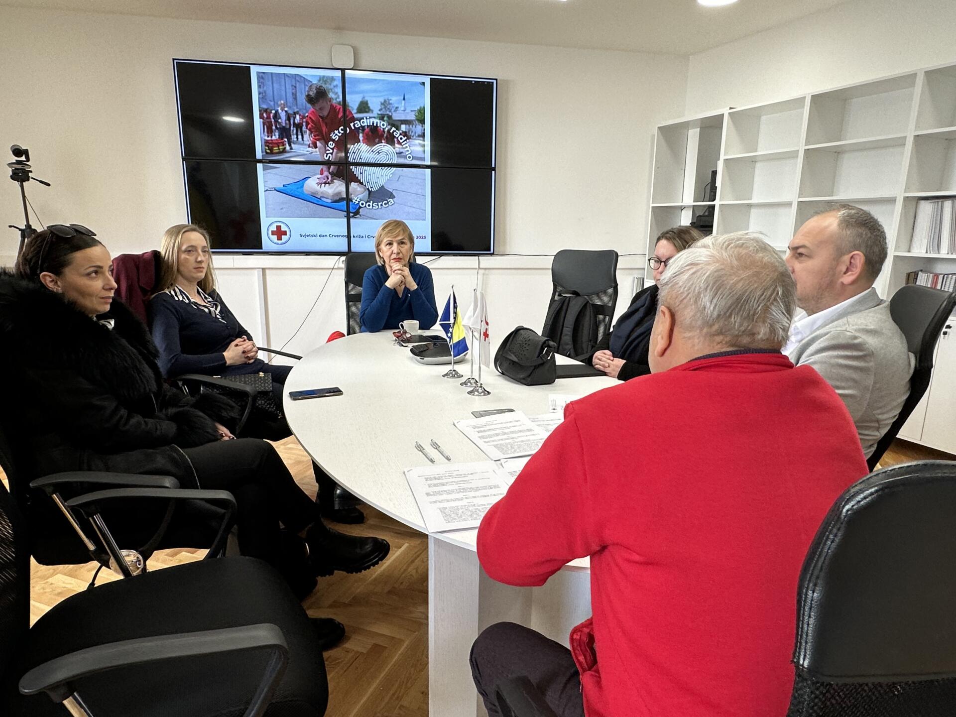 Crveni kriz Crveni krst/križ u BiH potpisao Sporazum sa Švicarskim Crvenim krstom/križem: Osigurana novčana pomoć za više od 1.300 osoba