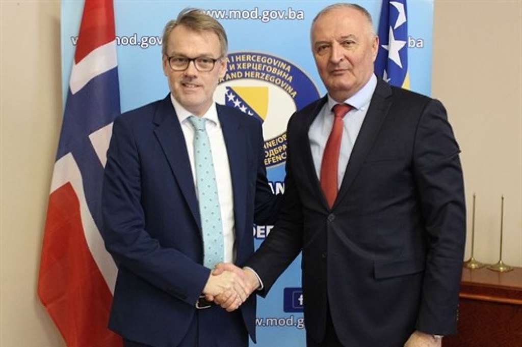 Helez s ambasadorom Reinertsenom