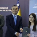 Federalno ministarstvo raseljenih osoba i izbjeglica dodijelilo je povratnicima 933 stipendije, čija je vrijednost 1.053.100 KM. Tim povodom federalni ministar raseljenih osoba i izbjeglica Nerin Dizdar potpisao je u sjedištu Vlade Federacije BiH ugovore o dodjeli jednokratne novčane pomoći studentima, koja će, kako kaže, olakšati i doprinijeti boljim uvjetima njihovog školovanja. - Ukupna vrijednost ugovora je 1.053.100 KM, a stipendije iznose od 1.100 do 1.200 KM. Kriterije javnog poziva Federalnog ministarstva ispunila su 933 studenta iz 66 općina i gradova u BiH – izjavio je Dizdar. Naglasio je da se radi se o djeci iz različitih povratničkih sredina na području BiH. Najviše ih dolazi iz Stoca, Travnika, Bijeljina, Mostara, Doboja, Prijedora, Teslića, Zvornika, Srebrenice. - Imamo tri puta veći odziv ove godine nego u prethodnom periodu kada je ovaj javni poziv obuhvatao samo studente iz RS-a. Sretni smo zbog toga i ovo je dio politika Vlade Federacije BiH, populacijskih politika gdje želimo u značajnijoj mjeri podržati naše mlade ljude – dodao je Dizdar. Na dodjeljenoj pomoći studenti su izrazili zahvalnost resornom ministru, te istakli da će nastojati nakon studija pokrenuti vlastite biznise u sredinama odakle dolaze. U tom cilju provode se i drugi programi Ministarstva, a uskoro će biti objavljeni javni pozivi za podrške zapošljavanju povratnika u organima javne uprave za područje entiteta Republika Srpska. Posljedica toga treba biti zapošljavanje povratnika što predstavlja put za održivost povratka na teritoriju RS. Jedna od korisnica stipendije Marija Djaković iz Travnika kazala je da studira farmaciju na Univerzitetu u Sarajevu. - Federalno ministarstvo afirmiše naš trud i zalaganje tokom studija, što je za svaku pohvalu. Studentima predstavlja vjetar u leđa za sve buduće izazove. Stipendirajući povratnike Federalno ministarstvo ulaže u najjače oružje koje država može imati – mlade i obrazovanje – poručila je Djaković.