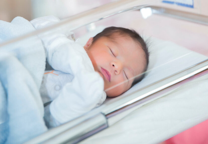 newborn-baby-sleeps-hospital-crib-newborn-clothes Novorođenče u bolnici