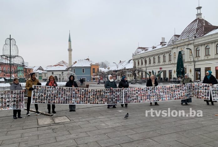 Majke Srebrenice na Trgu slobode u Tuzli