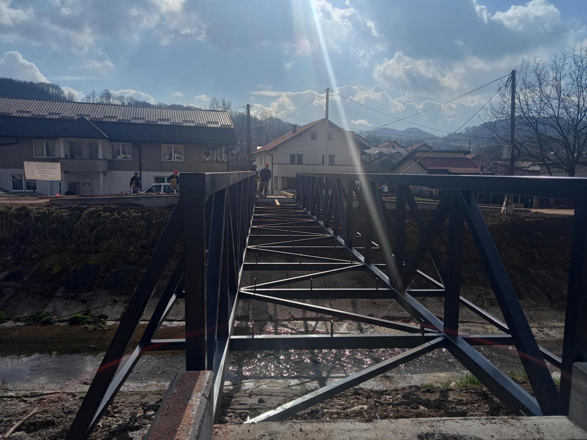 most u slavinovicima Izgradnja pješačkog mosta u Slavinovićima u završnoj fazi