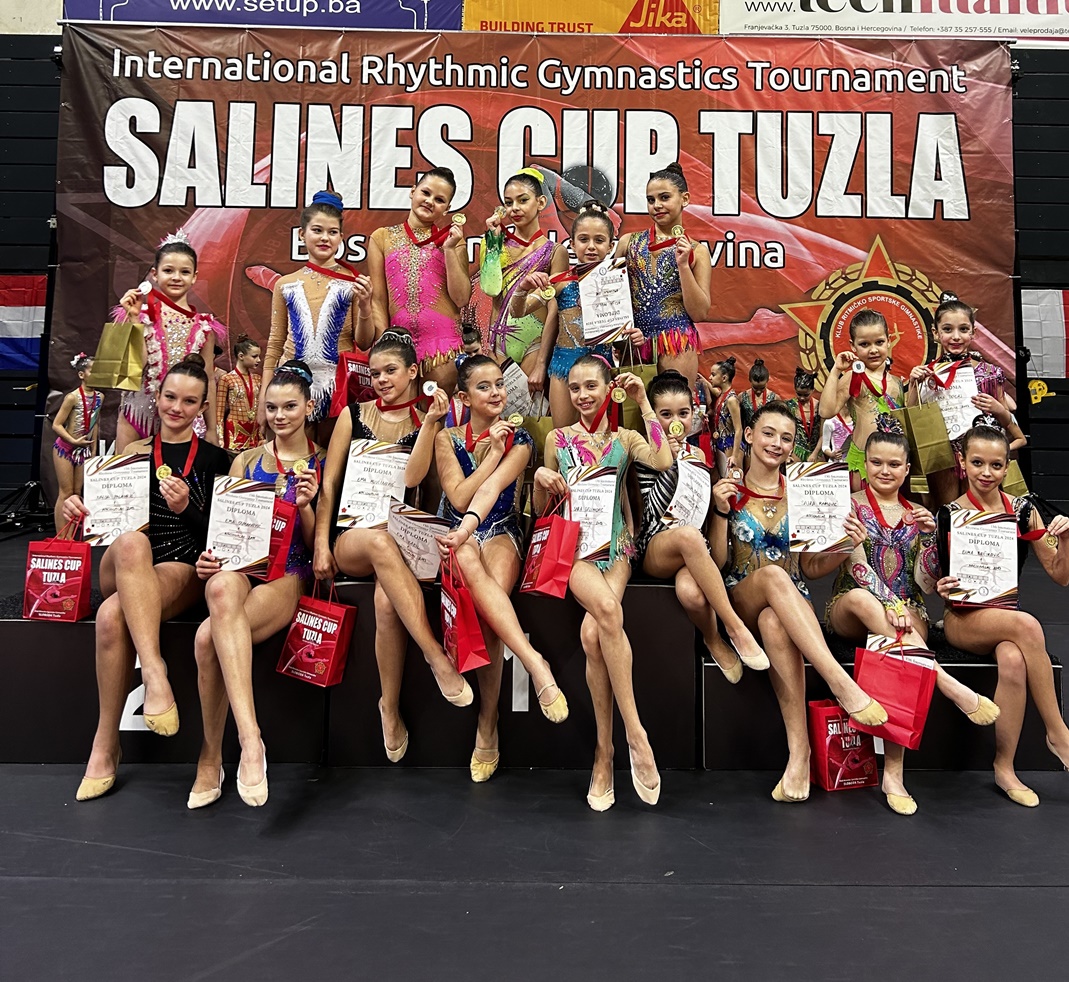 Kadetkinje Slobode sa medaljama Kadetkinje Slobode sa medaljama