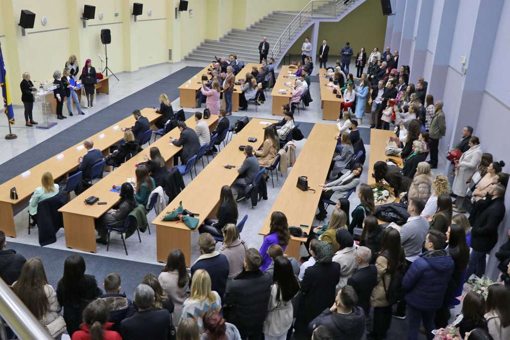 Upisani studenti U Federaciji BiH broj upisanih studenata manji za 6,1 posto, diplomiranih za 10,6 posto