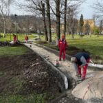 Počeli radovi na popločanju nove staze u centralnom parku.