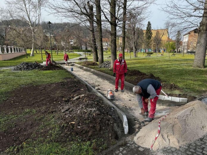 Počeli radovi na popločanju nove staze u centralnom parku.