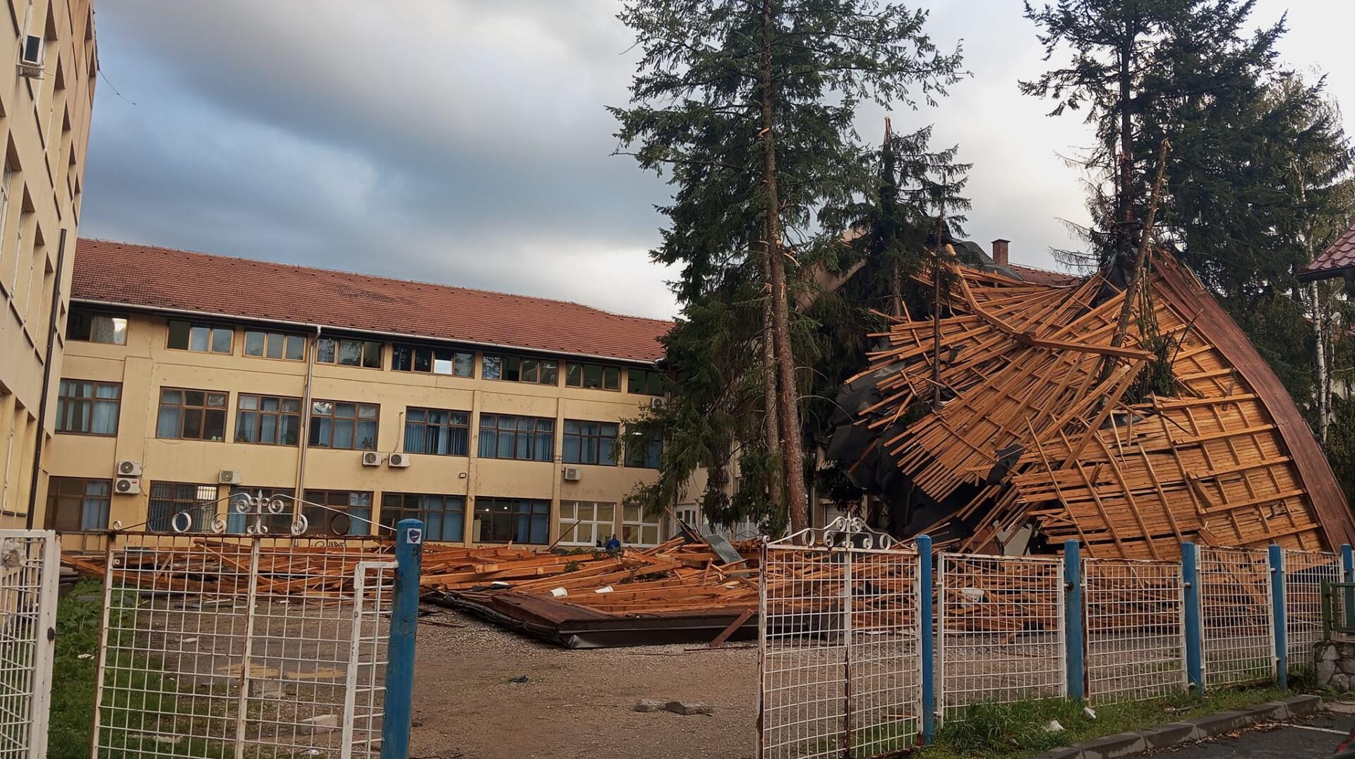 gimnazija dr. Mustafa Kamerić, Gračanica, nevrijeme, vjetar, urušen krov