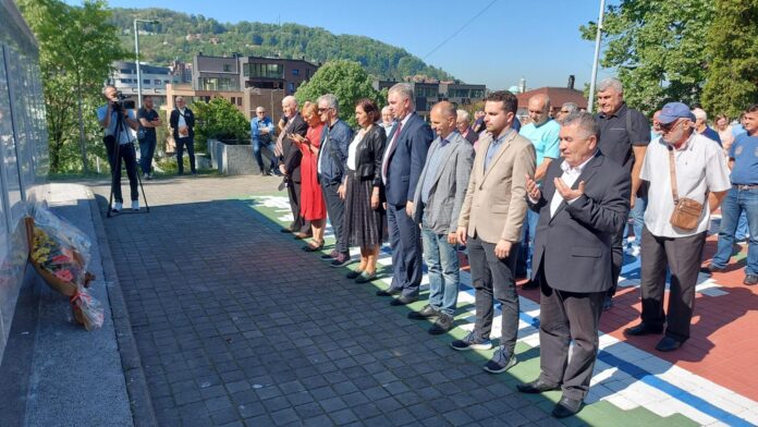 Polaganjem cvijeća na spomen kompleksu Slana Banja u Tuzli odata počast palim borcima Armije RBiH