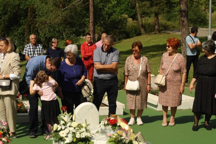 POlaganje cvijeća na Aleji mladosti