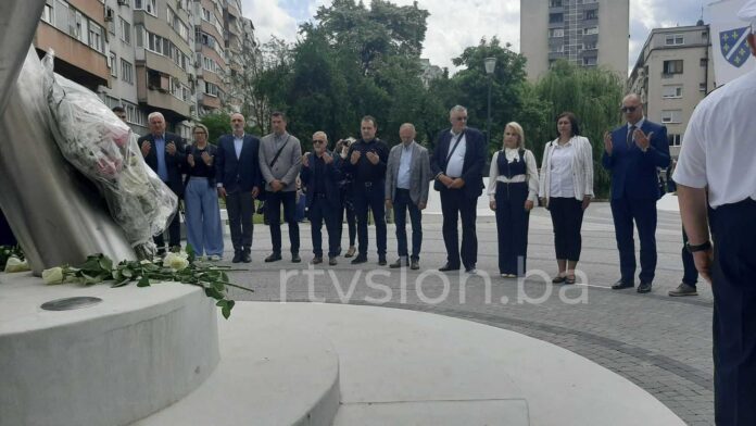 Polaganje cvijeća na Spomen obilježjima