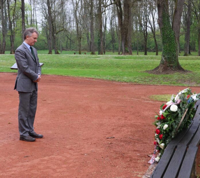 Julin Reilly u Jasenovcu odaje počast žrtvama