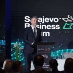 Ministar komunikacija i prometa Bosne i Hercegovine Edin Forto je drugog dana Sarajevo biznis foruma govorio na panelima „Željeznička infrastruktura i povezanost za održivu budućnost“ i „Digitalizacija“.