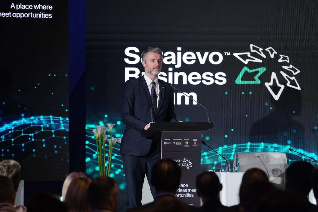 forto-zeljeznice Ministar komunikacija i prometa Bosne i Hercegovine Edin Forto je drugog dana Sarajevo biznis foruma govorio na panelima „Željeznička infrastruktura i povezanost za održivu budućnost“ i „Digitalizacija“.