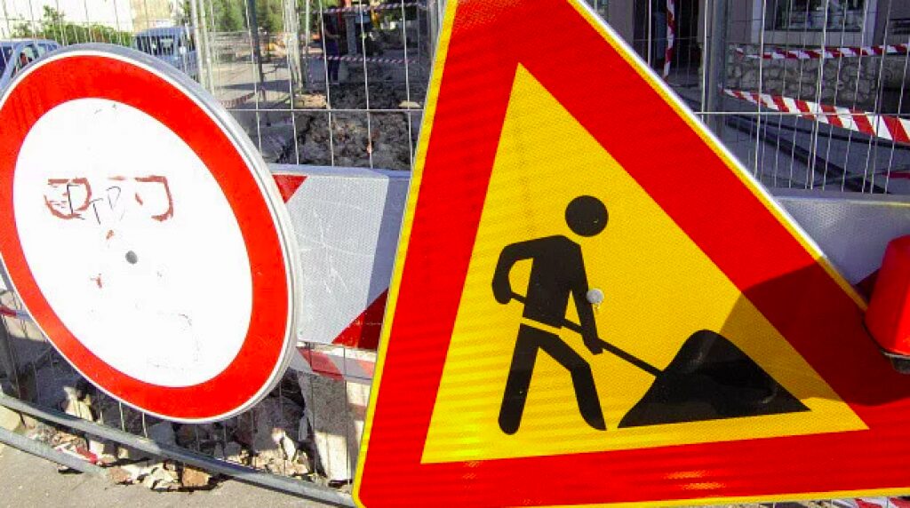 Obustava saobraćaja/ radovi u ulici/ sanacija putne infrastrukture