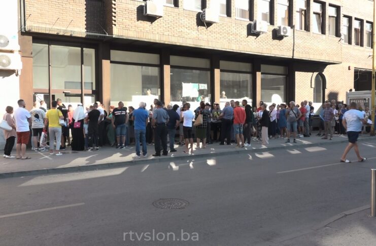 Guzžve ispred sjedišta Ministarstva unutrašnjih poslova TK