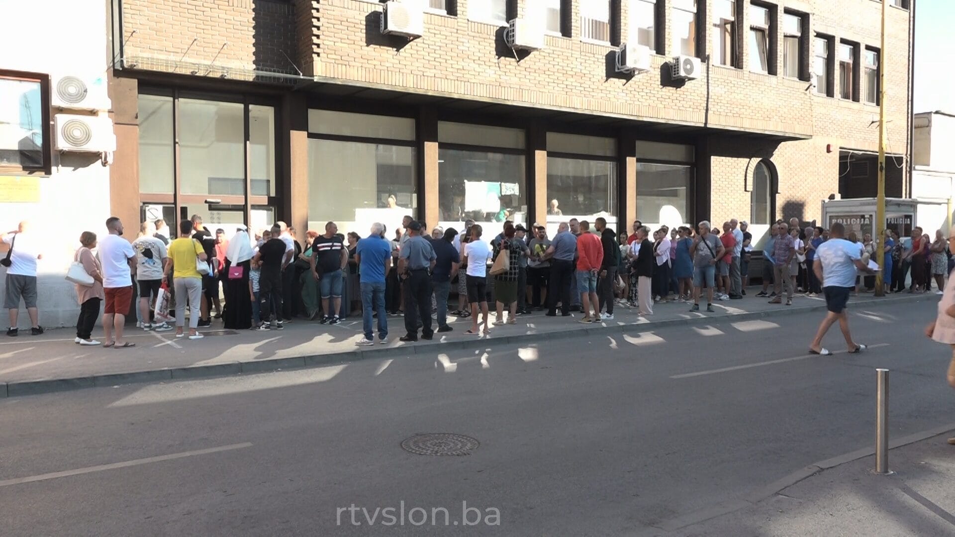 Guzve ispred MUP-a Guzžve ispred sjedišta Ministarstva unutrašnjih poslova TK