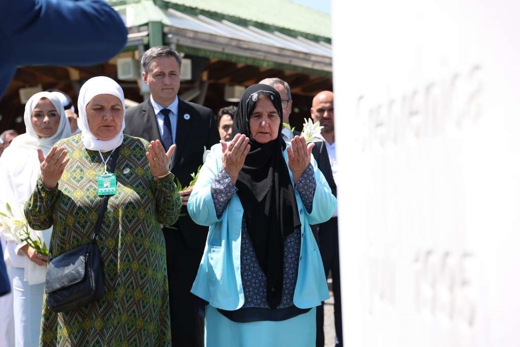 Odavanje pocasti Članovi delegacija odali počast žrtvama genocida polaganjem cvijeća na Memorijalni kamen