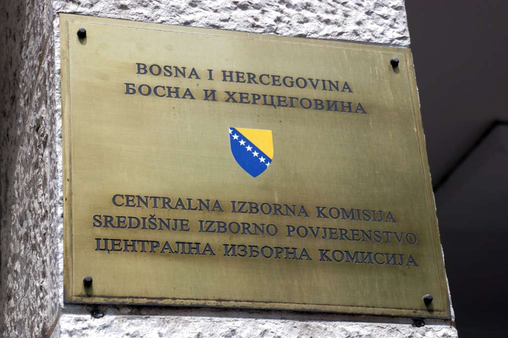 Centralna izborna komisija Bosne i Hercegovine (CIK) danas odlučuje o raspisivanju prijevremenih izbora za predsjednika Republike Srpske, nakon što je Miloradu Dodiku oduzet mandat. Izborni zakon BiH propisuje da, ako neki izabrani organ prestane s radom ili mu mandat prestane u skladu sa ustavom i zakonom, CIK donosi odluku o raspisivanju prijevremenih izbora, utvrđujući tačan datum održavanja. Prijevremeni izbori održavaju se u roku od 90 dana od prestanka mandata, pri čemu od dana raspisivanja do dana održavanja ne može proteći manje od 30 niti više od 90 dana. Tačan datum održavanja prijevremenih izbora bit će poznat danas nakon sjednice CIK-a. Članovi CIK-a razmatrat će i prijedlog odluke o zaključivanju centralnog biračkog spiska za izbor predsjednika RS-a sa stanjem na dan 27. august 2025. godine u 24 sata, kao i uputstva o procedurama za provođenje prijevremenih izbora. Apelaciono vijeće Suda BiH 18. augusta odbilo je kao neosnovanu žalbu Milorada Dodika protiv odluke CIK-a BiH kojom mu je utvrđen prestanak mandata, nakon što je pravosnažno osuđen za nepoštivanje odluka visokog predstavnika. Narodna skupština Republike Srpske prošle sedmice usvojila je odluku o raspisivanju referenduma nakon presude bivšem predsjedniku RS-a i zauzela stav o odbacivanju presuda te neprihvatanju visokog predstavnika. Usvojen je zaključak kojim NSRS zahtijeva od svih organa vlasti, institucija i odgovornih lica na nivou RS-a i lokalnih jedinica da ne preduzimaju radnje vezane za eventualno provođenje prijevremenih izbora. “Narodna skupština naglašava da bi eventualna saradnja sa CIK-om BiH povodom ovog pitanja predstavljala izvršavanje krivičnog djela ‘nepoštovanje ili neizvršavanje odluka institucija ili organa RS-a’ propisanog Krivičnim zakonikom RS-a”, navodi se u usvojenim zaključcima. Milorad Dodik je početkom augusta pravosnažnom presudom proglašen krivim da je od 1. do 9. jula 2023. u Banjoj Luci, svjesno i znajući da je visoki predstavnik Christian Schmidt donio odluke kojima se sprječava stupanje na snagu Zakona o neprimjenjivanju odluka Ustavnog suda BiH i izmjena Zakona o objavljivanju propisa RS-a, preduzimao radnje u cilju nastavka zakonodavnog postupka, ne primjenjujući odluke visokog predstavnika. Osuđen je na godinu dana zatvora, a izrečene su mu mjere zabrane vršenja dužnosti predsjednika RS-a u trajanju od šest godina.